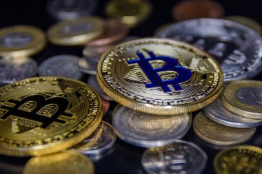  Arka plan üzerinde altın bitcoin