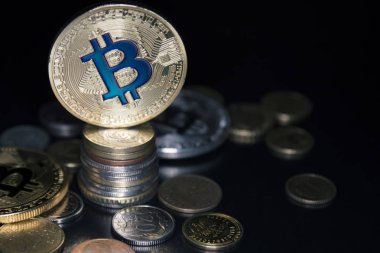  Arka plan üzerinde altın bitcoin