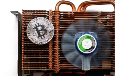  Arka plan üzerinde altın bitcoin