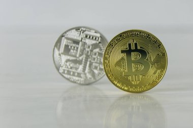  Arka plan üzerinde altın bitcoin