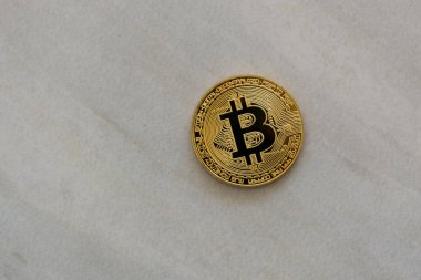  Arka plan üzerinde altın bitcoin