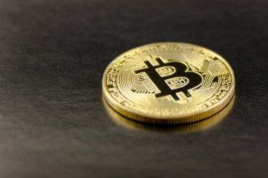  Arka plan üzerinde altın bitcoin