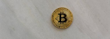  Arka plan üzerinde altın bitcoin