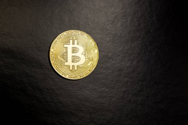  Arka plan üzerinde altın bitcoin