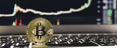  Arka plan üzerinde altın bitcoin