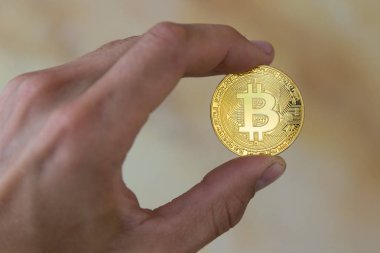  Arka plan üzerinde altın bitcoin