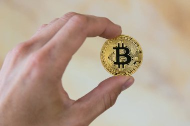  Arka plan üzerinde altın bitcoin