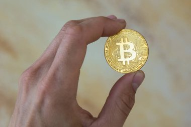  Arka plan üzerinde altın bitcoin