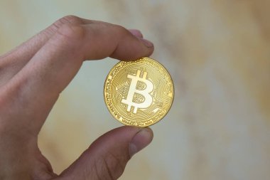  Arka plan üzerinde altın bitcoin