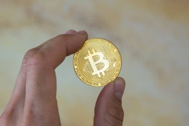  Arka plan üzerinde altın bitcoin