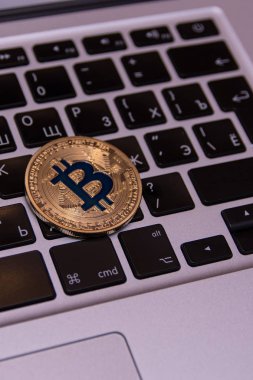  Arka plan üzerinde altın bitcoin