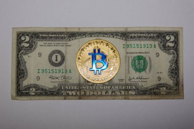  Arka plan üzerinde altın bitcoin