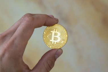  Arka plan üzerinde altın bitcoin