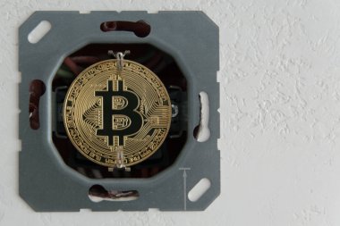  Arka plan üzerinde altın bitcoin