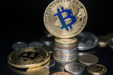  Arka plan üzerinde altın bitcoin