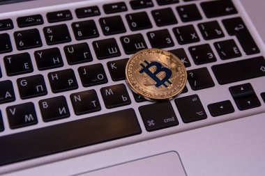  Arka plan üzerinde altın bitcoin