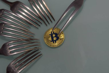 Altın bitcoin ve gümüş çatal