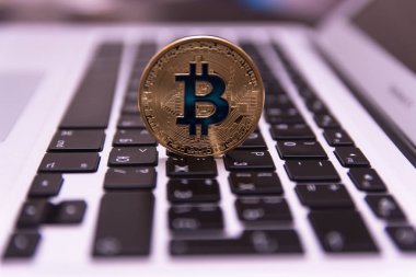  klavye üzerinde altın bitcoin