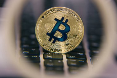  klavye üzerinde altın bitcoin
