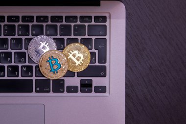  klavye üzerinde altın bitcoin