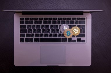  klavye üzerinde altın bitcoin