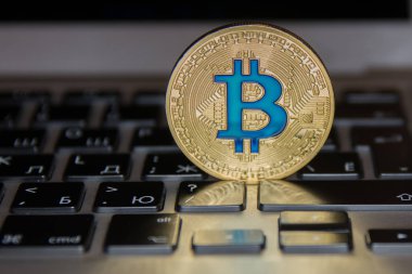  klavye üzerinde altın bitcoin