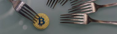  Altın bitcoin ve gümüş çatal