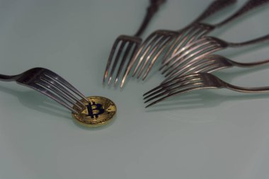  Altın bitcoin ve gümüş çatal