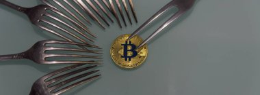  Altın bitcoin ve gümüş çatal