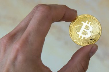  Elinde altın bitcoin