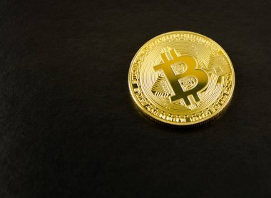  Siyah zemin üzerinde altın bitcoin