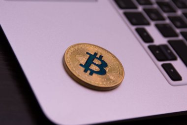  klavye üzerinde altın bitcoin