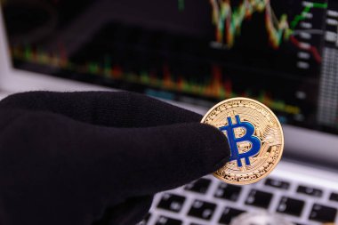  Adamın parmakları siyah eldiven sahte altın bitcoin