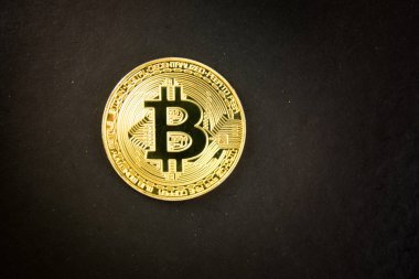  Siyah zemin üzerinde altın bitcoin