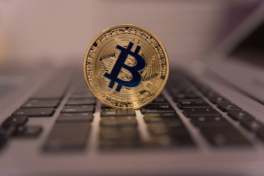  klavye üzerinde altın bitcoin