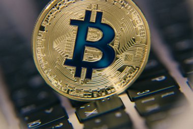  büyüteç cam altında klavye üzerinde altın bitcoin