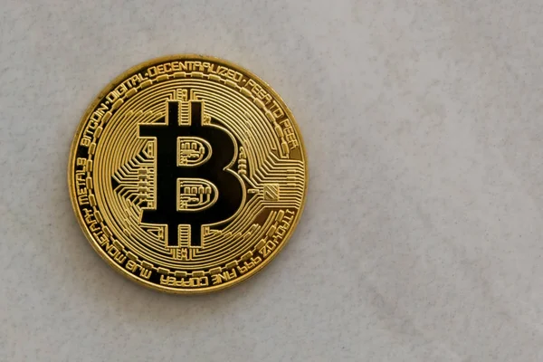  Arka plan üzerinde altın bitcoin