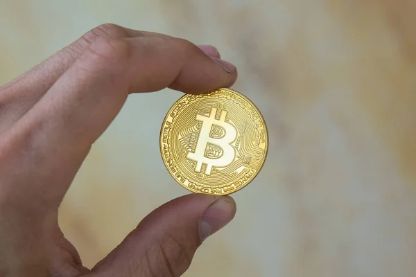 Goldener Bitcoin Auf Abstraktem Hintergrund — Stockfoto
