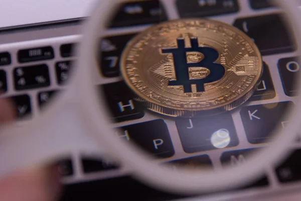 Goldener Bitcoin auf abstraktem Hintergrund — Stockbild Goldener Bitcoin Auf Abstraktem Hintergrund — Stockfoto