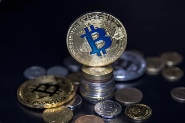 Goldener Bitcoin Auf Hintergrund — Stockfoto