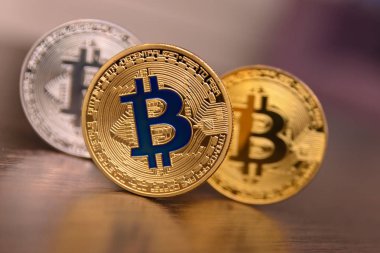  zemin üzerine altın bitcoin