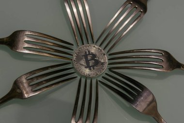  Altın bitcoin ve gümüş çatal