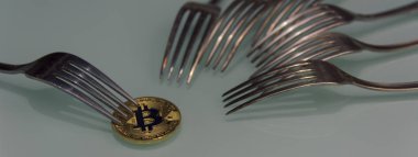  Altın bitcoin ve gümüş çatal