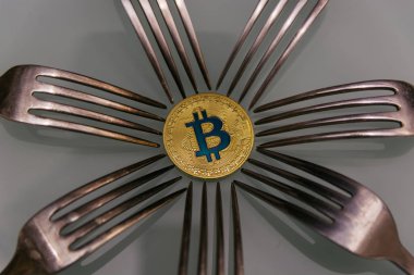  Altın bitcoin ve gümüş çatal