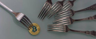  Altın bitcoin ve gümüş çatal