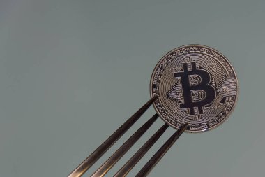  Altın bitcoin ve gümüş çatal