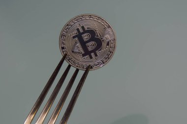  Altın bitcoin ve gümüş çatal