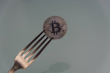  Altın bitcoin ve gümüş çatal