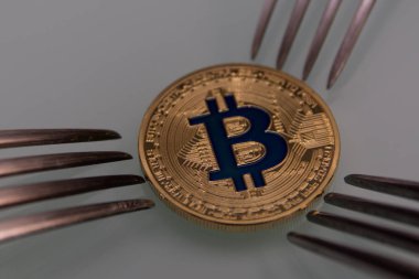  Altın bitcoin ve gümüş çatal