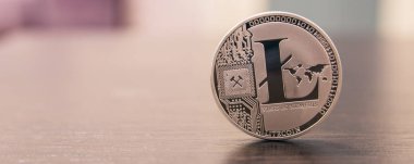 Ahşap masa üzerinde gümüş Litecoin duruyor